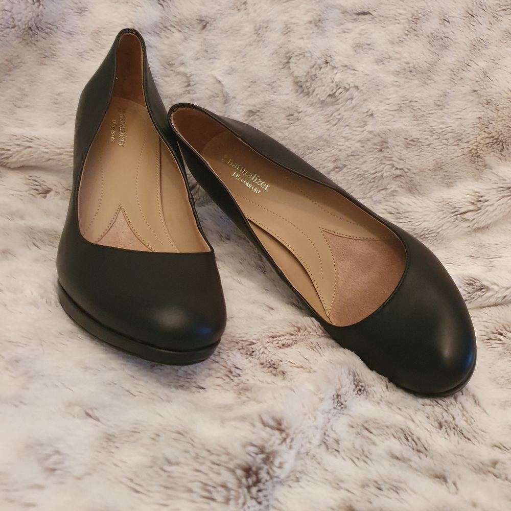 Black pumps